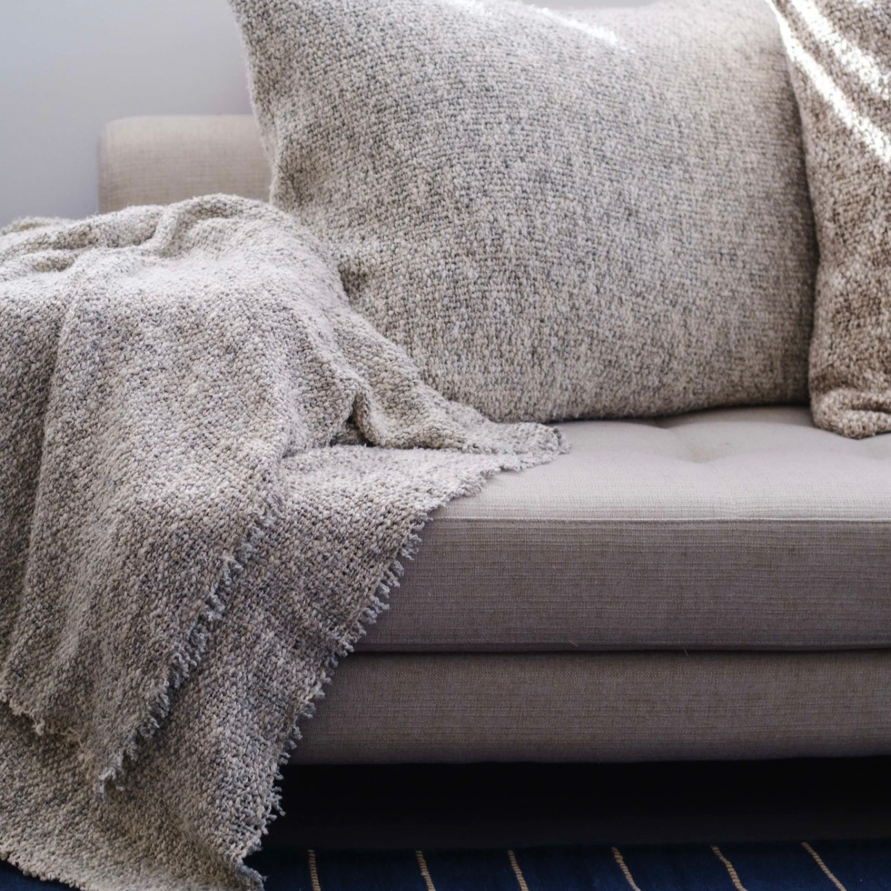 Contrast Boucle Throw